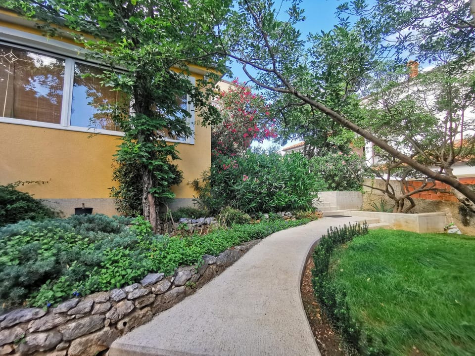 Property building, Day, Natural landscape, Garden, Garden view