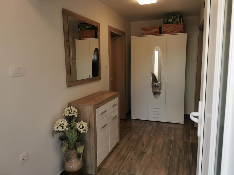 Property building, Facade/entrance, Location, wardrobe, air conditioner