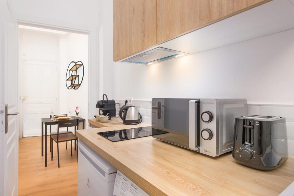Coffee/tea facilities, Kitchen or kitchenette, stove, toaster