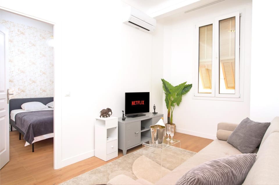 Bed, TV and multimedia, Living room, Photo of the whole room, Bedroom, air conditioner