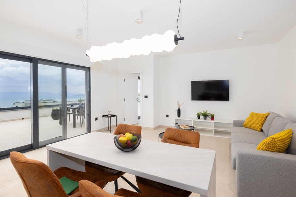 Communal lounge/ TV room, TV and multimedia, Living room, Seating area, Dining area