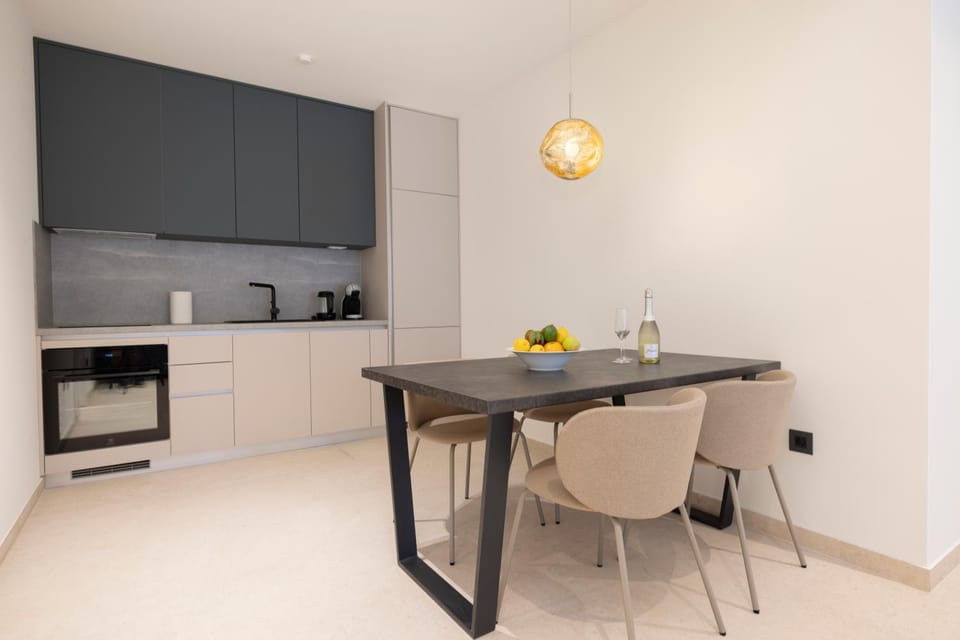 Kitchen or kitchenette, Dining area, stove