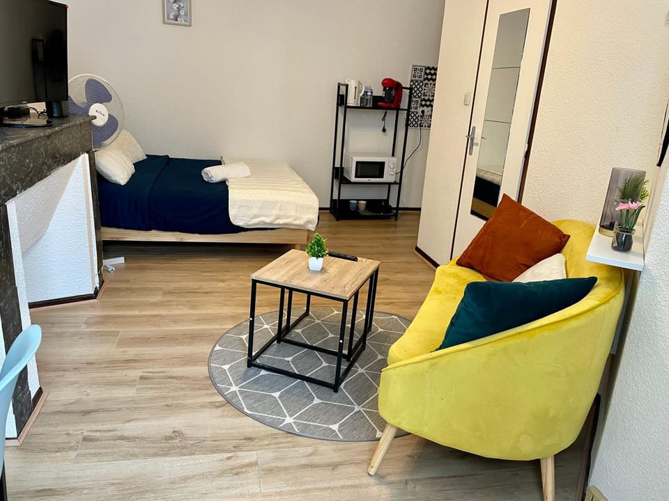 Kitchen or kitchenette, Living room, Bedroom