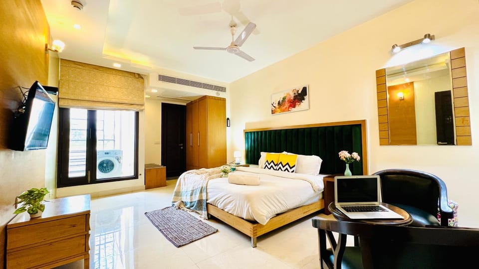 TV and multimedia, Seating area, Bedroom