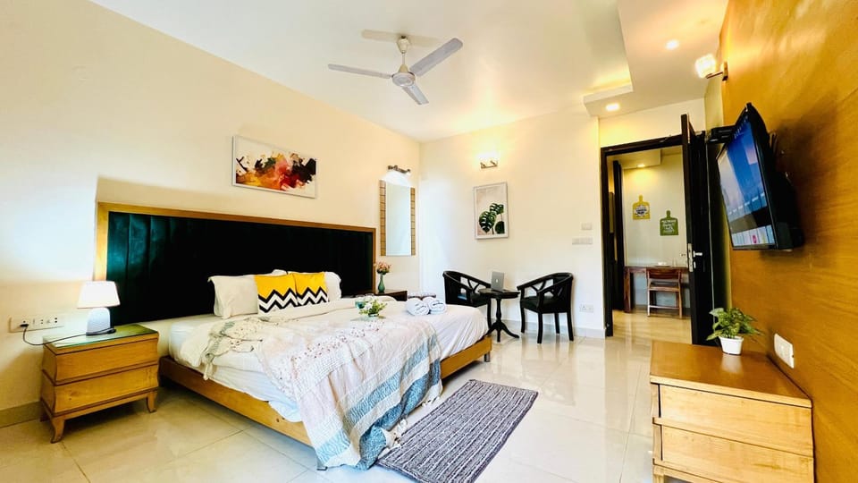 TV and multimedia, Seating area, Bedroom