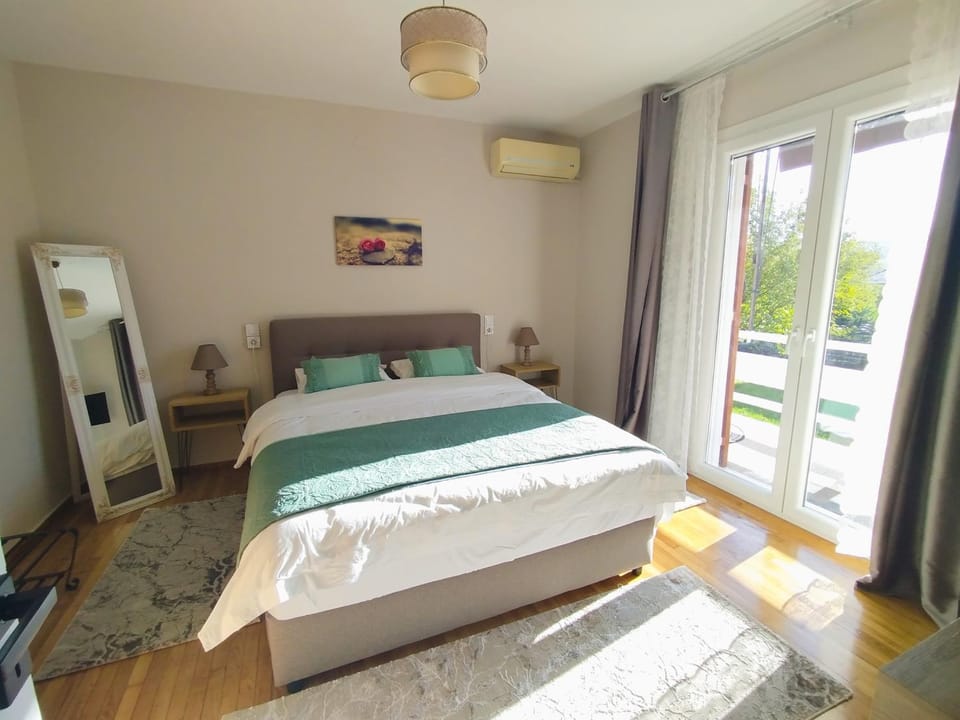 Bed, Photo of the whole room, Bedroom, air conditioner