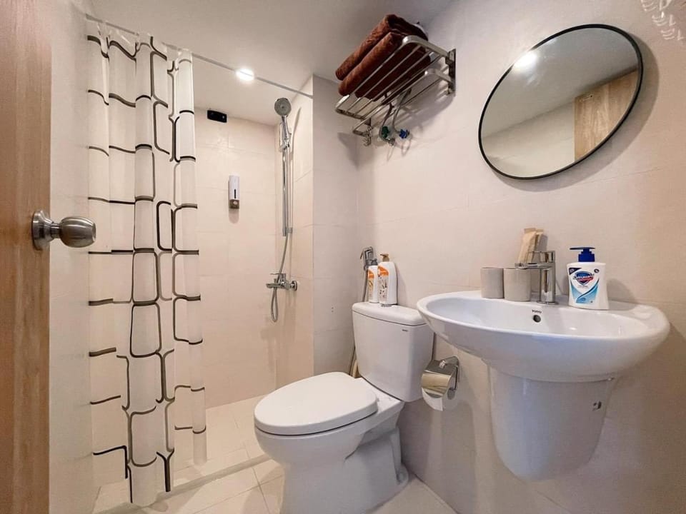 Shower, Toilet, Bathroom, towels
