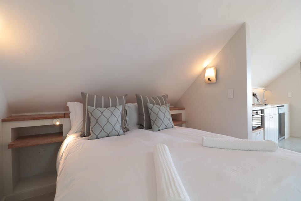 Bed, Kitchen or kitchenette, Bedroom