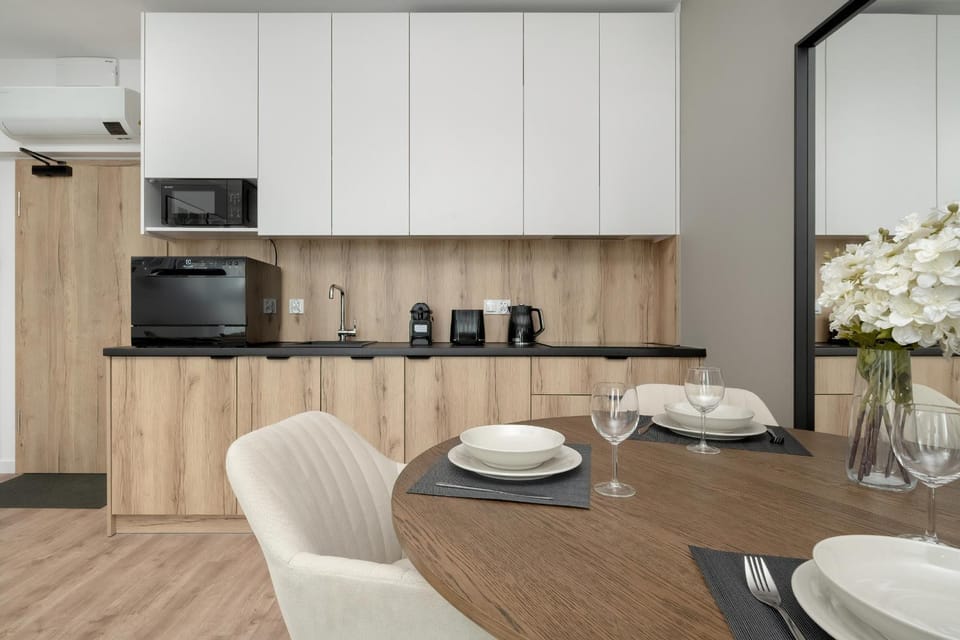 Coffee/tea facilities, Kitchen or kitchenette, Dining area, stove, toaster