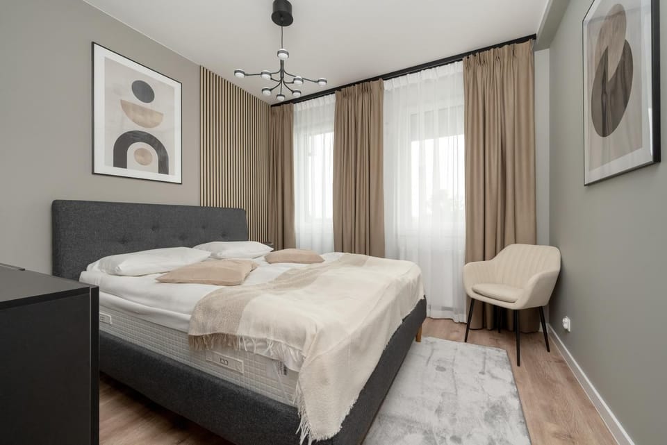Bed, Photo of the whole room, Seating area, Bedroom