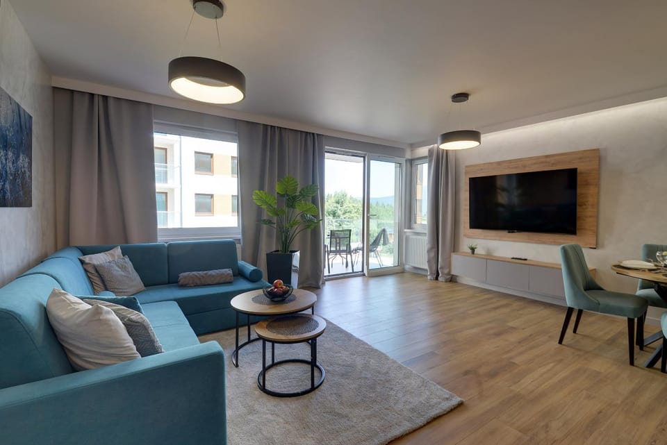 TV and multimedia, Living room, Seating area, Evening entertainment