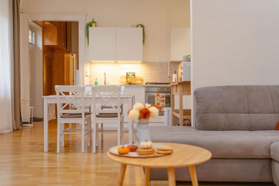 Kitchen or kitchenette, Living room, Seating area, Dining area