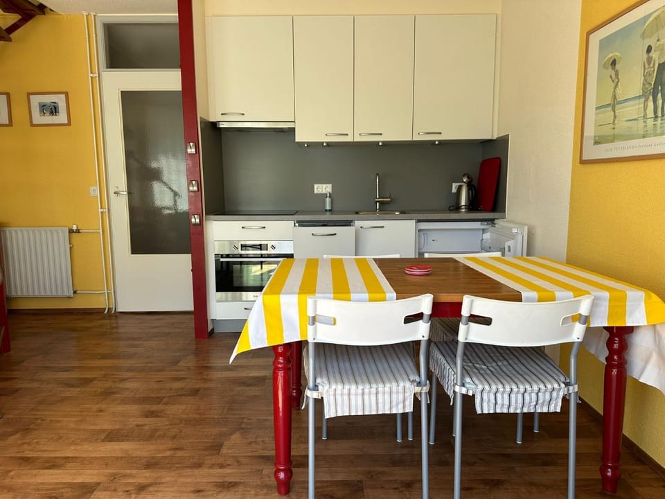 Kitchen or kitchenette, Dining area, dishwasher, oven, stove