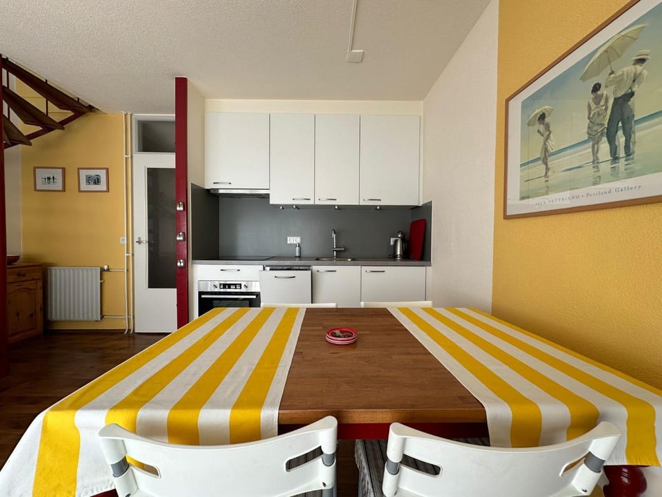 Kitchen or kitchenette, oven