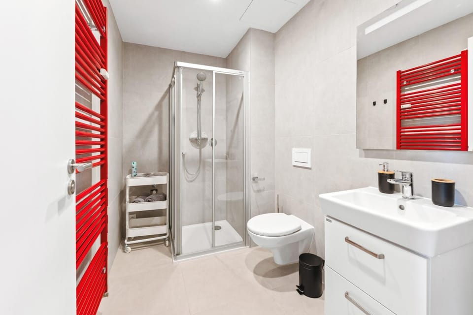 Shower, Toilet, Bathroom, towels