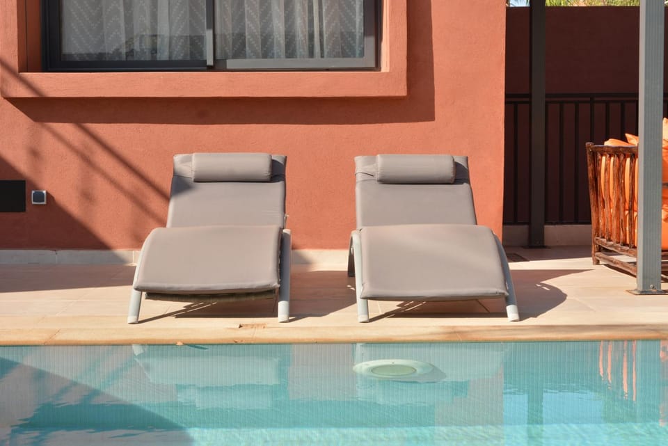 Day, Living room, Seating area, Pool view, Swimming pool, sunbed
