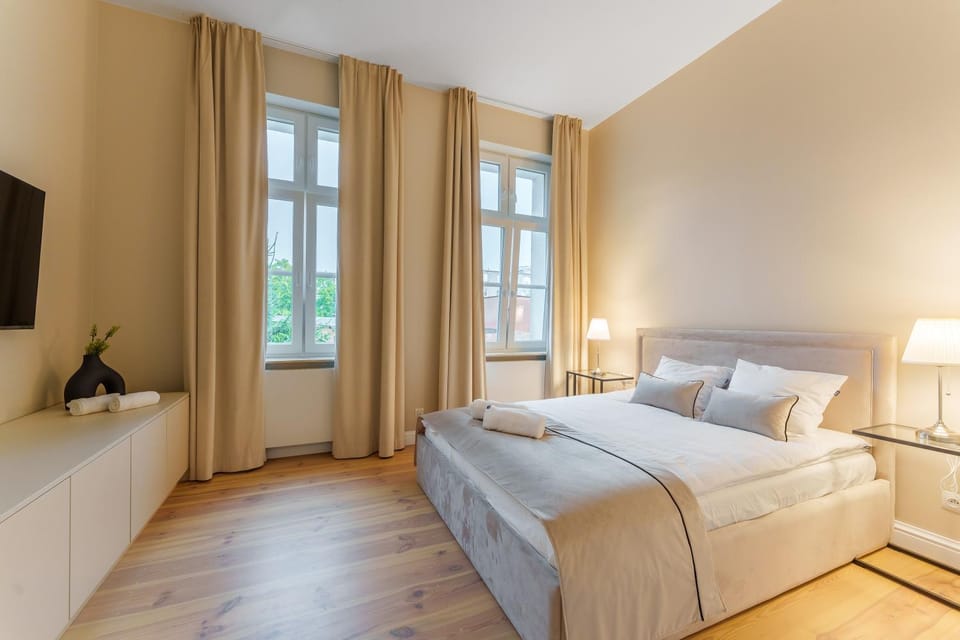 Bed, TV and multimedia, Bedroom