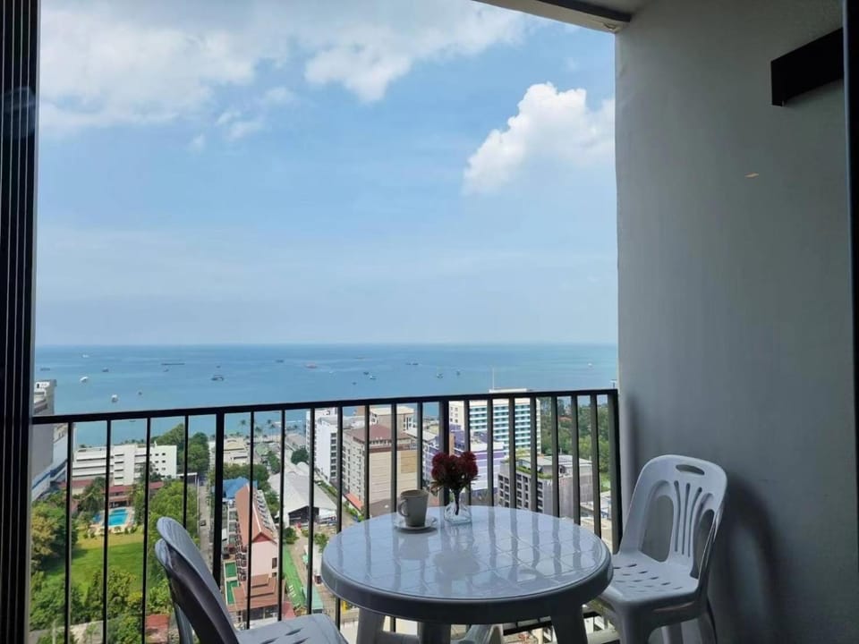 Base海景网红顶层无边泳池 双卧室套房 Apartment hotel in Pattaya City