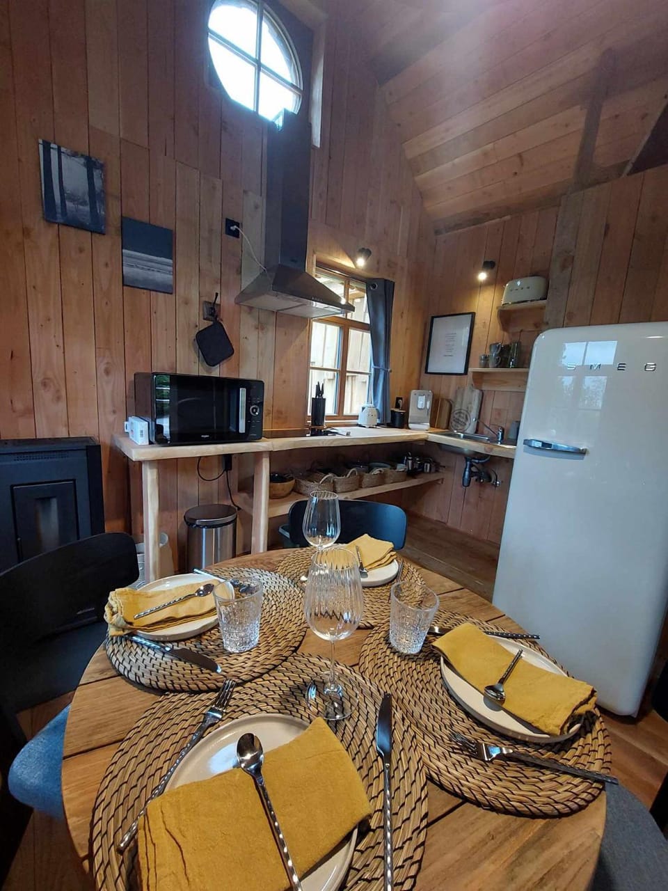 Kitchen or kitchenette, Dining area