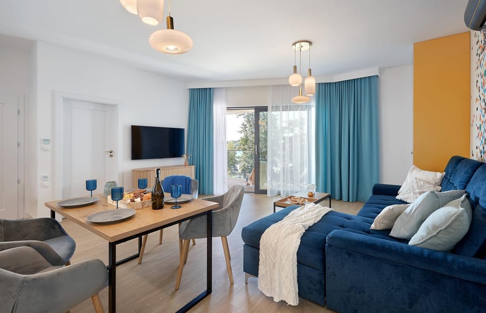 TV and multimedia, Living room, Seating area, Dining area, Evening entertainment
