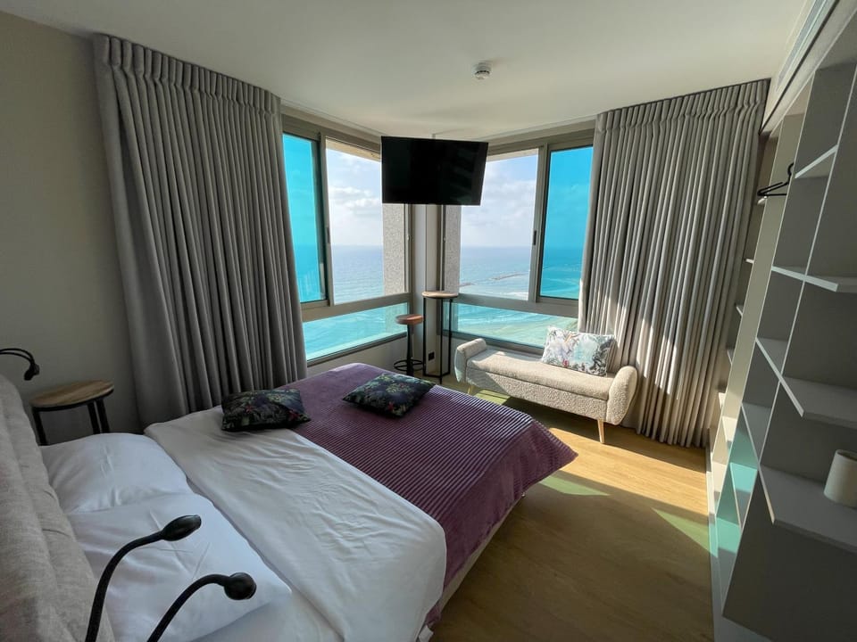Bed, TV and multimedia, View (from property/room), Bedroom, Sea view