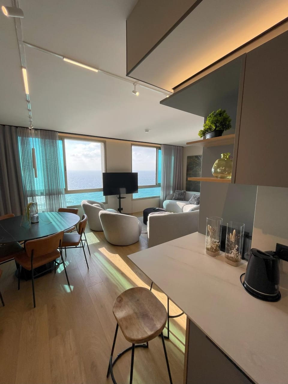 Communal lounge/ TV room, Kitchen or kitchenette, Photo of the whole room, Dining area