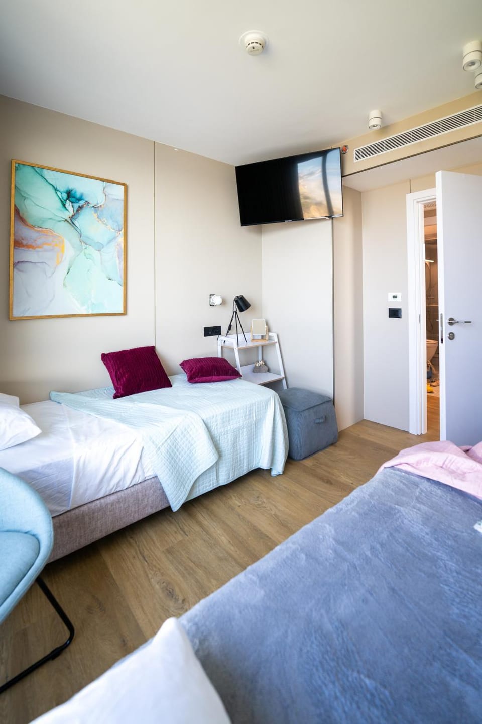 Bed, TV and multimedia, Bedroom