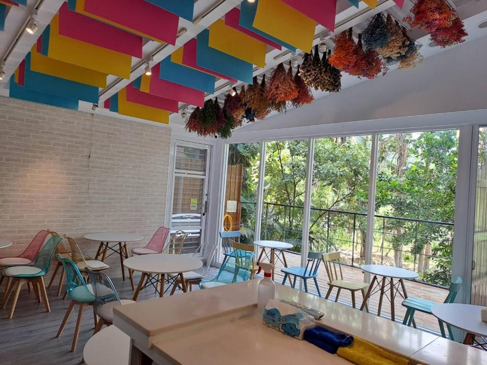 Seating area, Dining area