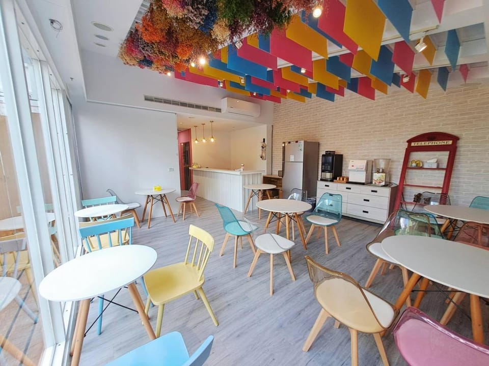 Coffee/tea facilities, Kitchen or kitchenette, Banquet/Function facilities, Seating area