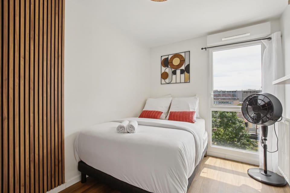 Bed, Photo of the whole room, Bedroom