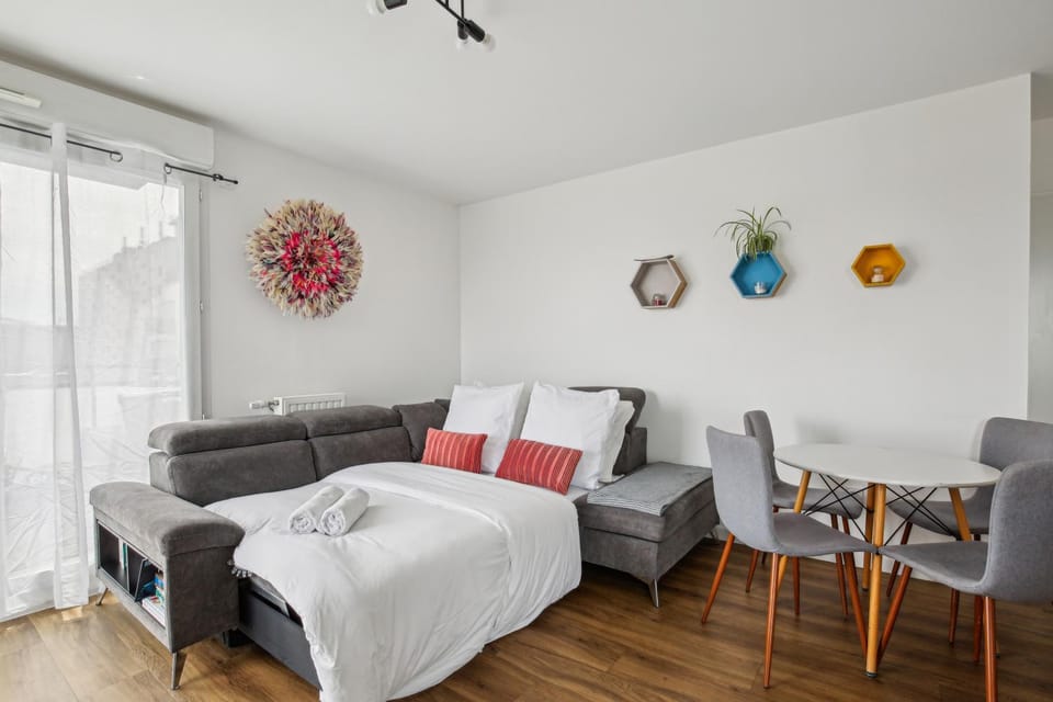 Bed, Living room, Photo of the whole room, Seating area, Dining area