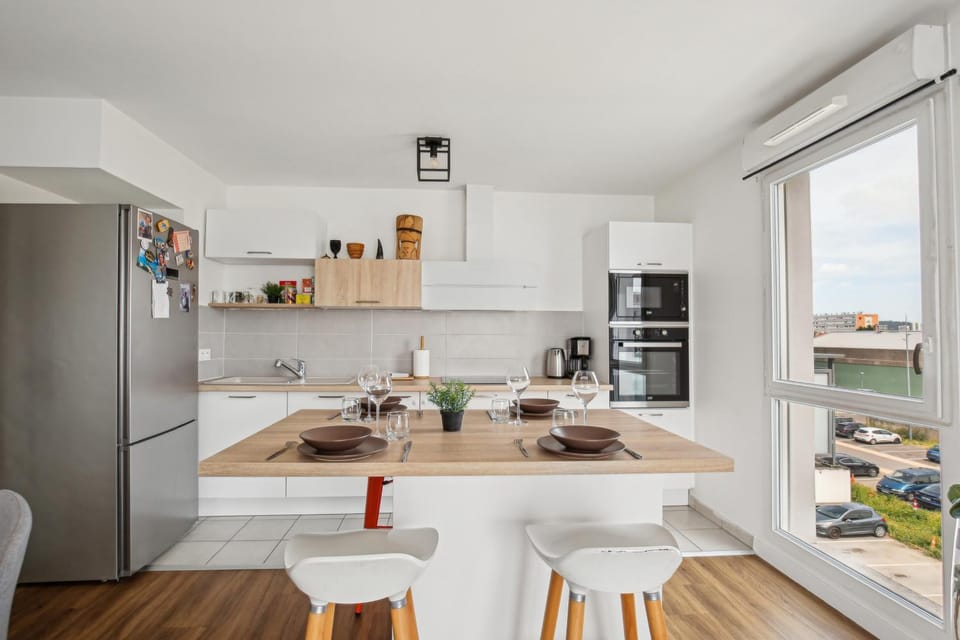 Kitchen or kitchenette, Food and drinks, Dining area, oven, stove