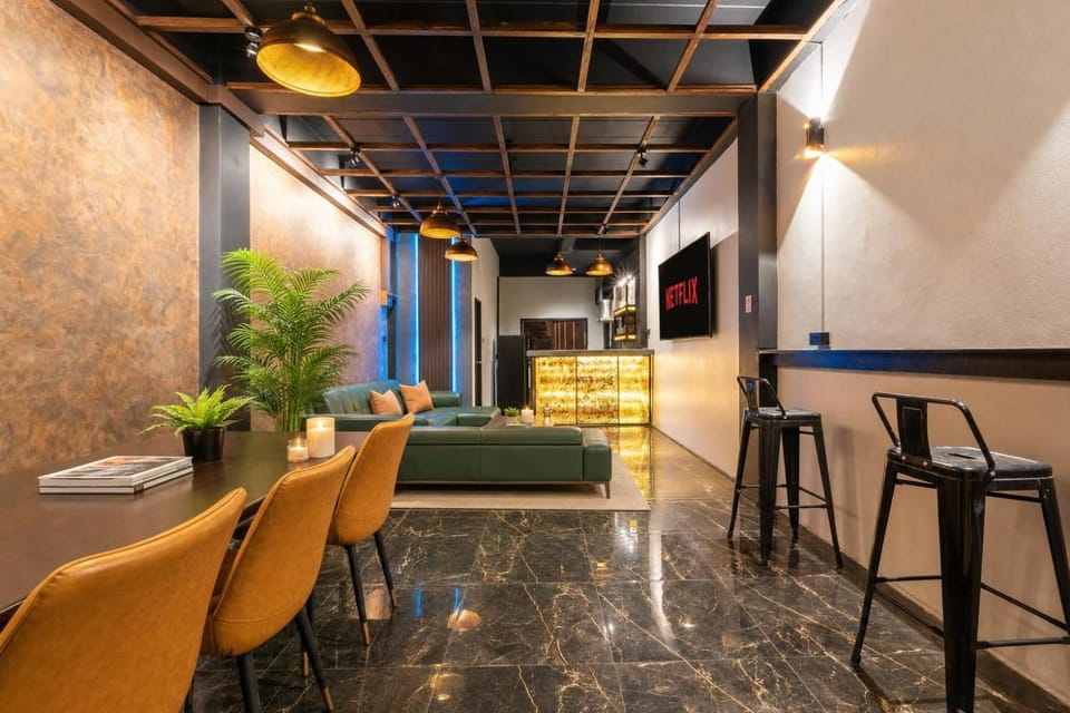 Communal lounge/ TV room, TV and multimedia, Living room, Photo of the whole room, Seating area, Dining area, Evening entertainment, kitchen