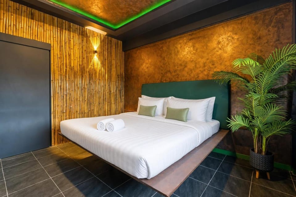 Bed, Bedroom, towels