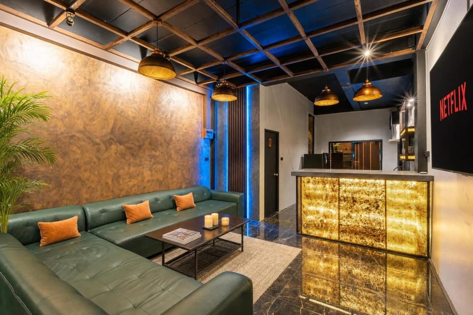 Property building, Communal lounge/ TV room, TV and multimedia, Living room, Photo of the whole room, Seating area