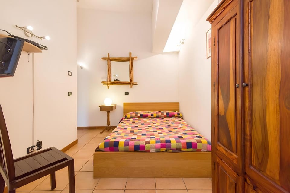 Bed, TV and multimedia, Bedroom, wardrobe