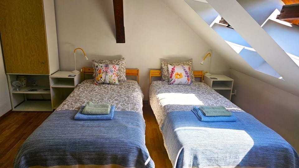 Coffee/tea facilities, Kitchen or kitchenette, stove
