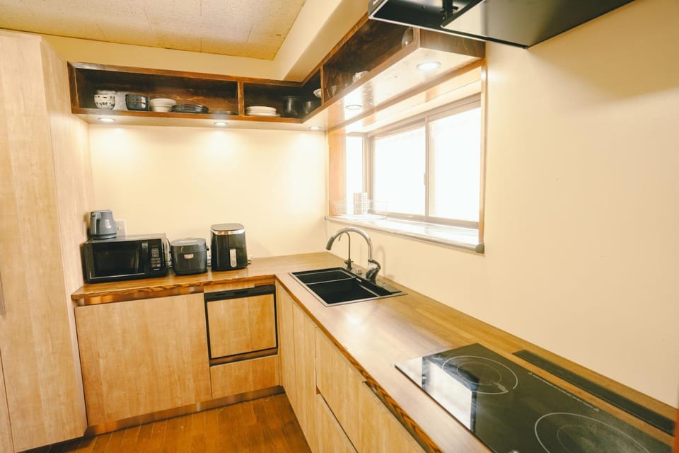Coffee/tea facilities, Kitchen or kitchenette, Kitchen or kitchenette, dishwasher, stove, Internal: Not applicable to any particular room