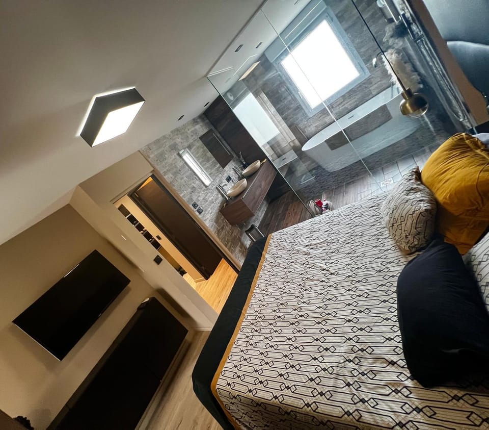 Luxueux appartement design architecte tout équipés 85m2 sur 2 niveaux plus 2 terrasses de 15m2 dans résidence privé Apartment in Marseille
