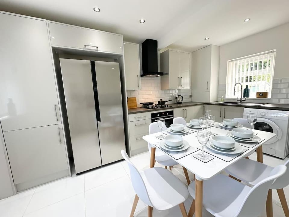 Malvern House by Blue Skies Stays House in England