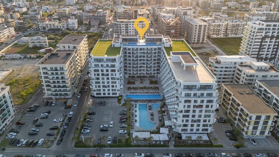 Property building, Neighbourhood, Pool view, Swimming pool