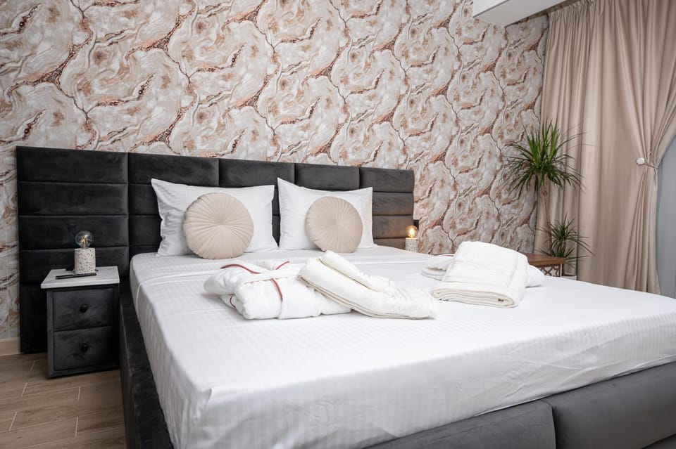 Bed, Bedroom, towels