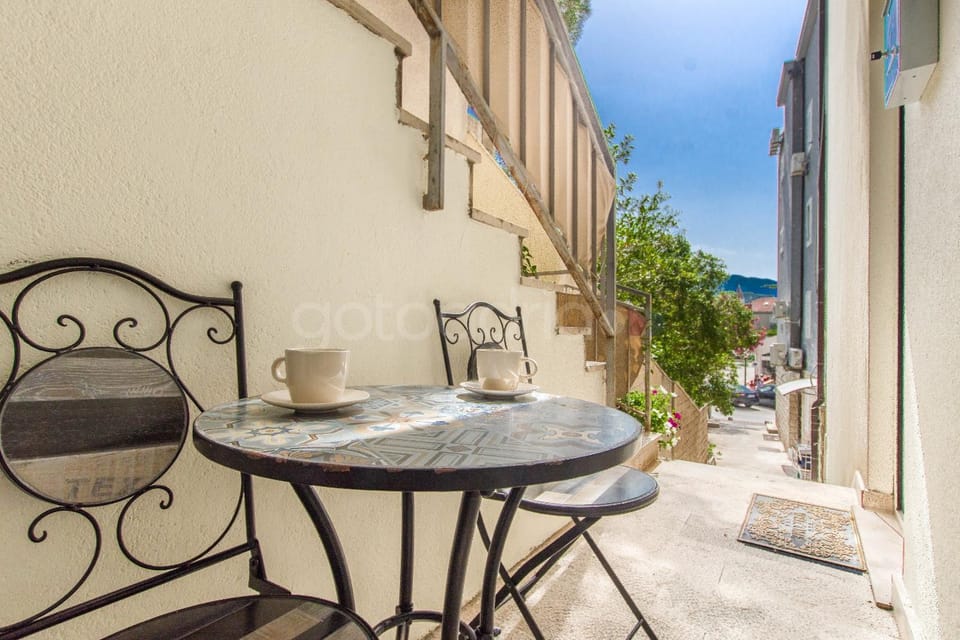 Property building, Balcony/Terrace, furniture