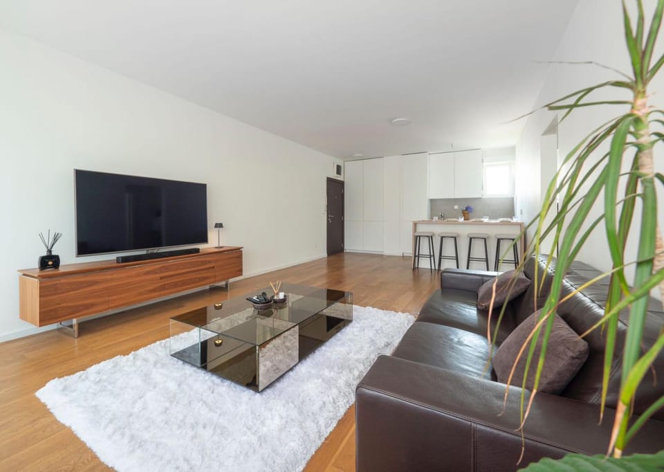 Communal lounge/ TV room, TV and multimedia, Living room, Seating area, Evening entertainment