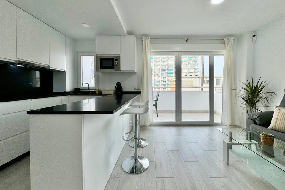 Apartamento en 1ª línea de playa, piscina y parking Apartment in Benalmadena