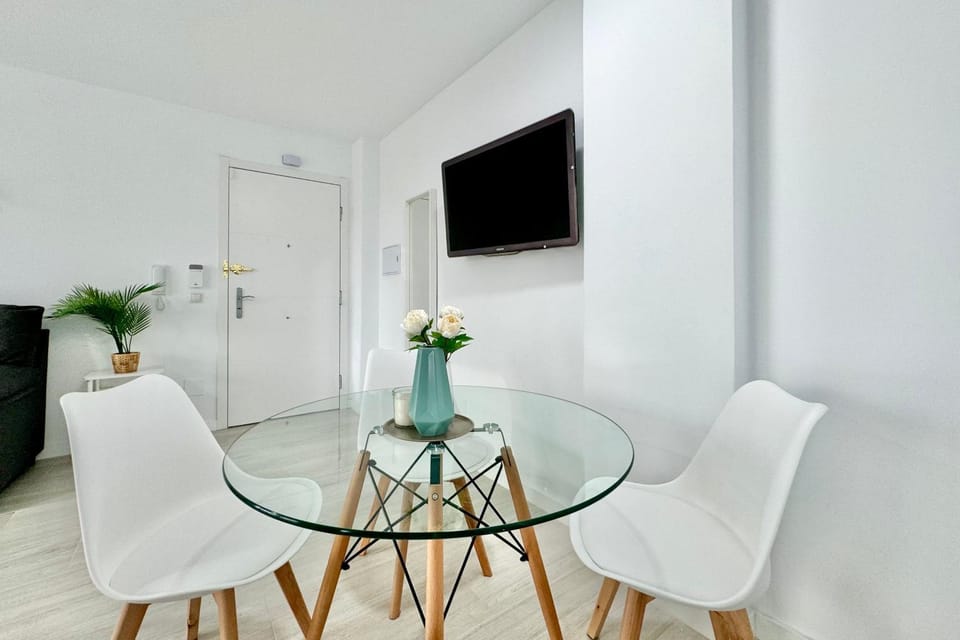 Apartamento en 1ª línea de playa, piscina y parking Apartment in Benalmadena