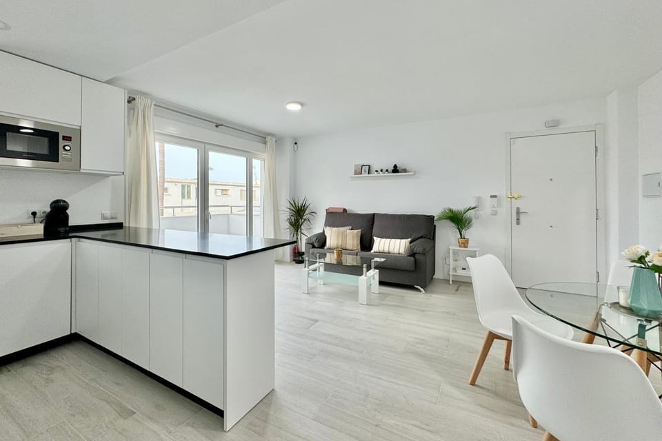 Apartamento en 1ª línea de playa, piscina y parking Apartment in Benalmadena
