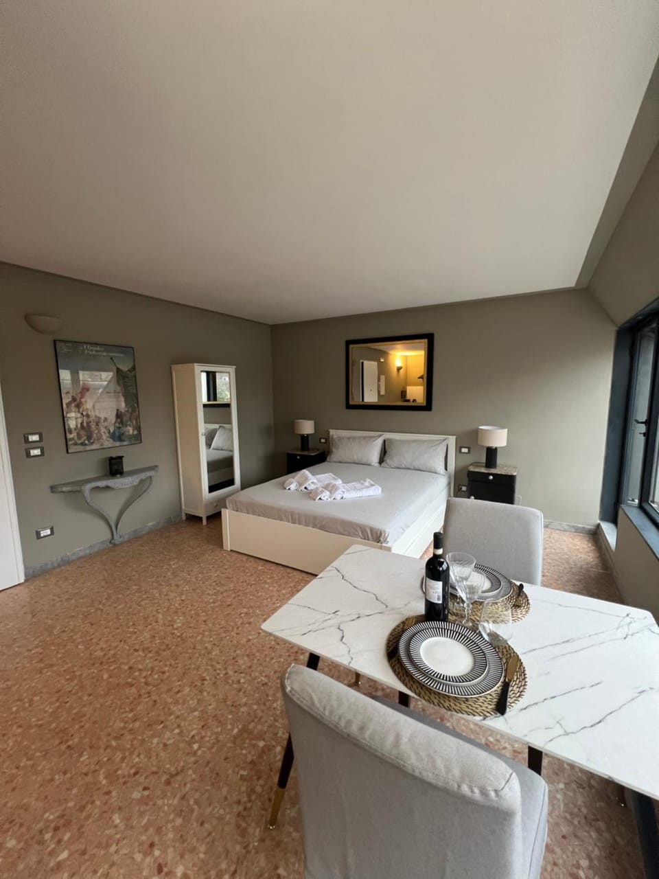 Bed, TV and multimedia, Living room, Photo of the whole room, Seating area, Bedroom