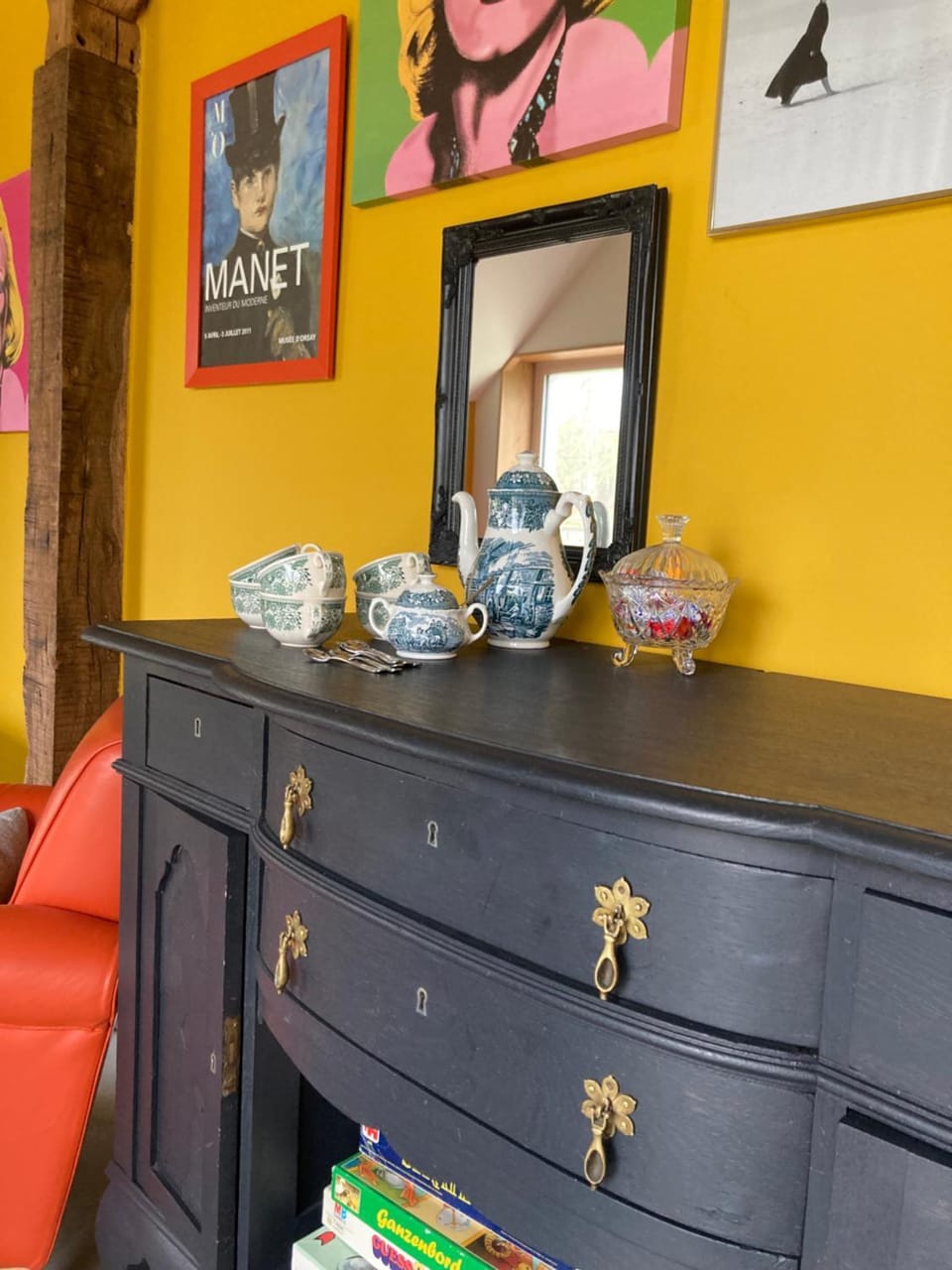 Coffee/tea facilities, Living room, Decorative detail, Seating area