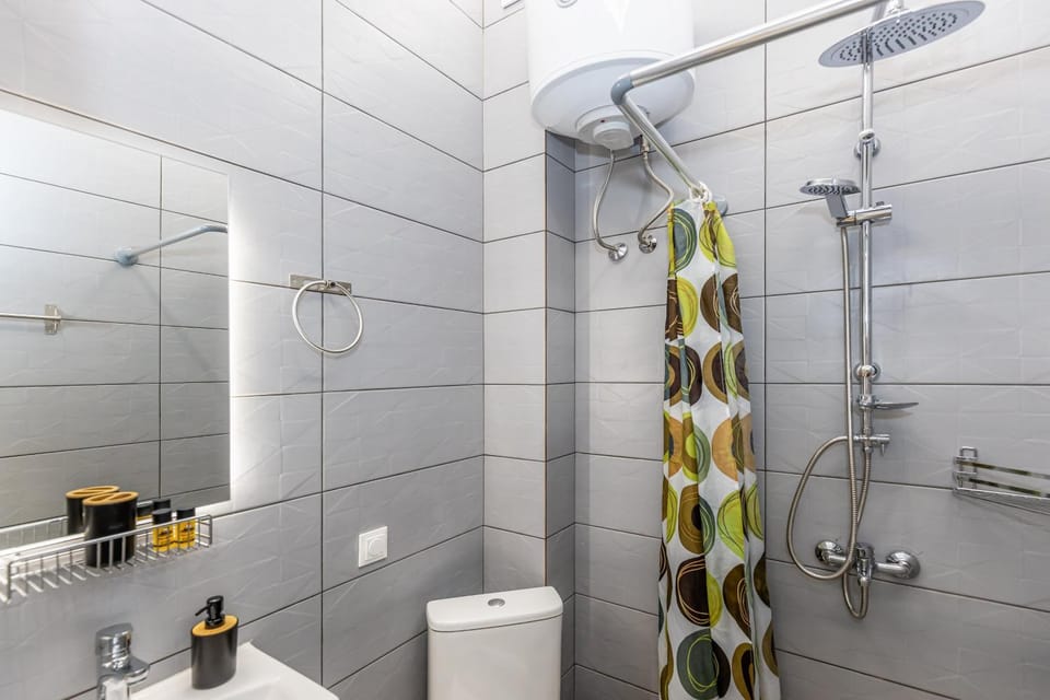 Shower, Toilet, Bathroom, towels